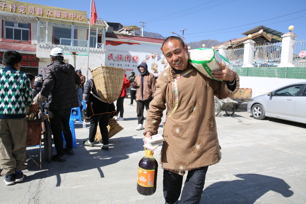 阿壩片區 大寨子村村民笑容洋溢 攝影:格西拉木.JPG